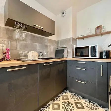 147 - Vue Cite Medievale Et Parking *