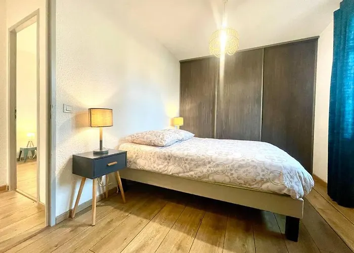 147 - Vue Cite Medievale Et Parking *