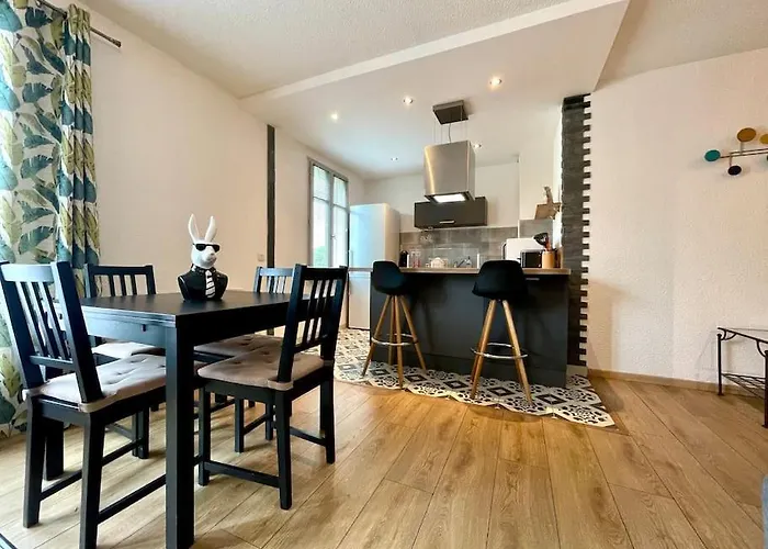 147 - Vue Cite Medievale Et Parking Carcassone