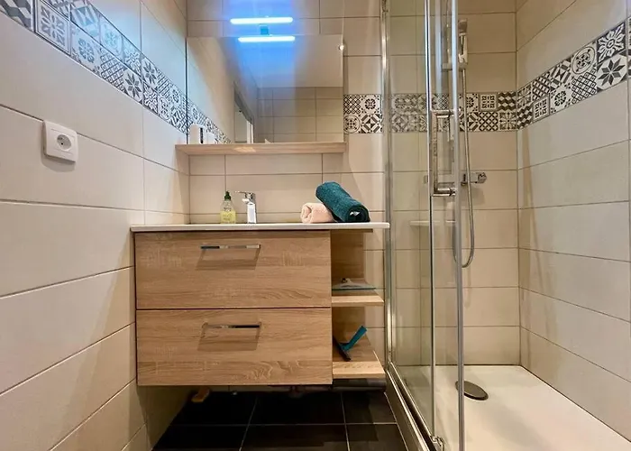 147 - Vue Cite Medievale Et Parking