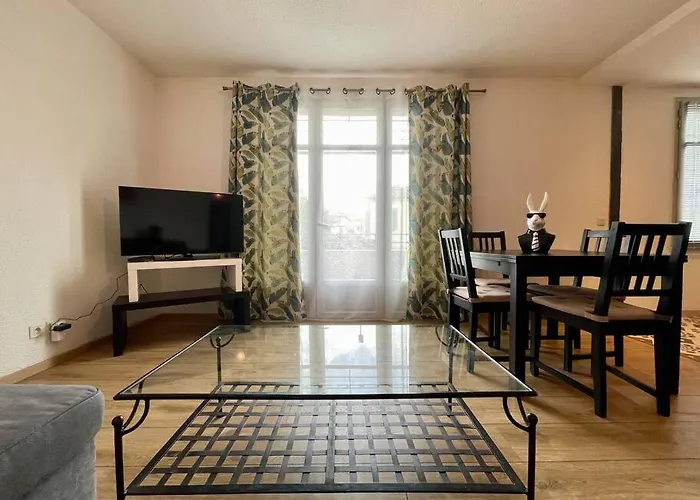 147 - Vue Cite Medievale Et Parking Carcassone