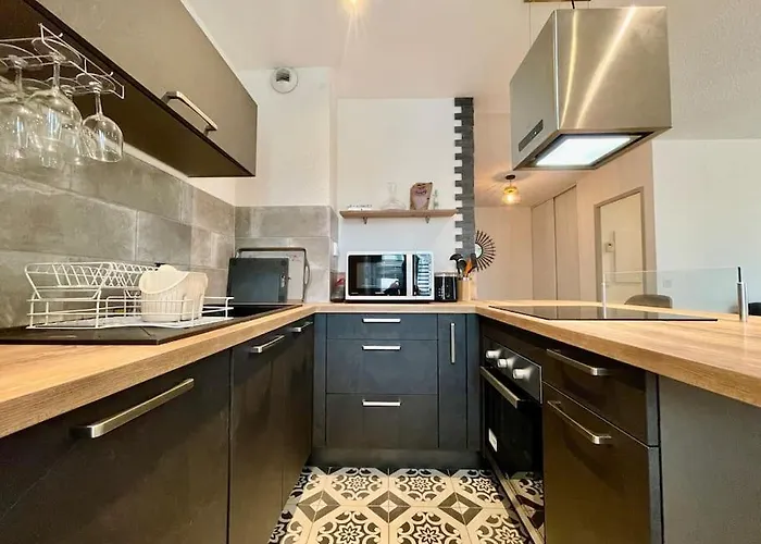 147 - Vue Cite Medievale Et Parking * Carcassonne