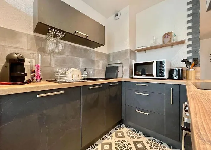 147 - Vue Cite Medievale Et Parking *