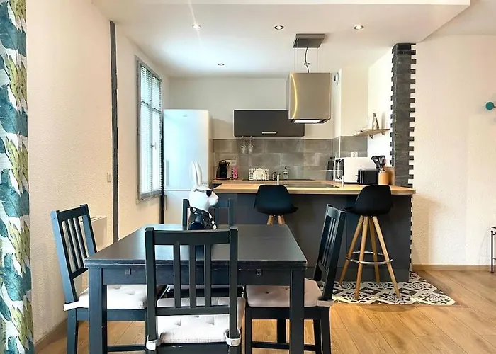 147 - Vue Cite Medievale Et Parking Carcassone